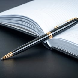 Подарочный набор Parker SONNET Black Lacquer GT BP (шариковая ручка + блокнот Parker)