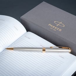 Подарочный набор Parker SONNET Stainless Steel GT BP (шариковая ручка + блокнот Parker)