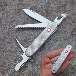 Швейцарский складной нож 93мм Victorinox FARMER 0.8241.26